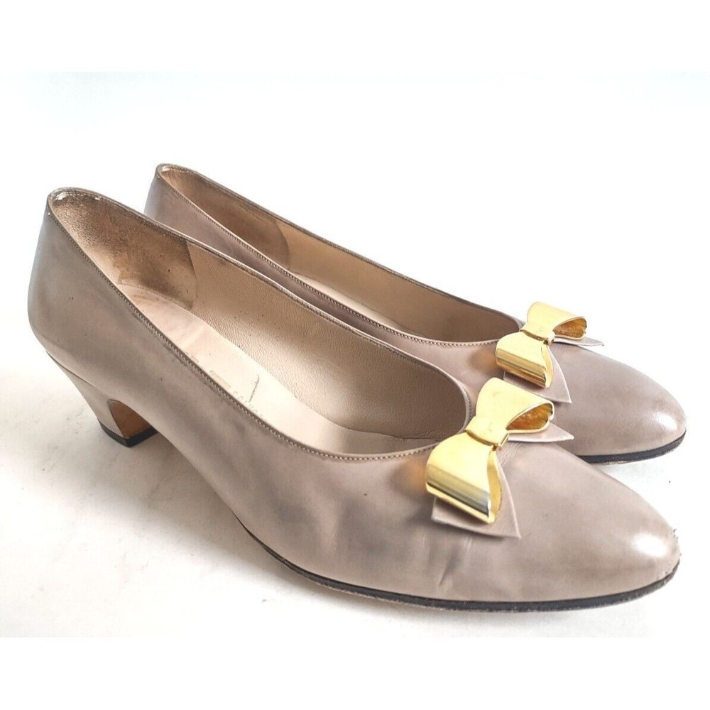 Salvatore Ferragamo‎ Gold Bow Pumps Beige Low Block Heel Womens Sz 7 B Logo EUC